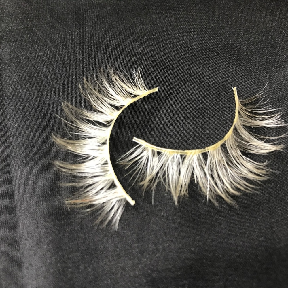20mm Blonde strip lash Lash Name: DANGA!